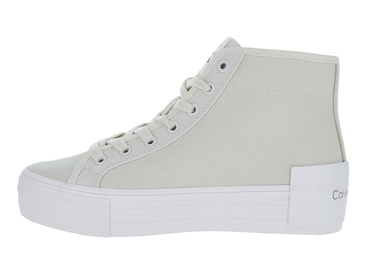 Tenis de bota Calvin Klein color blanco crema con suela de plataforma blanca.