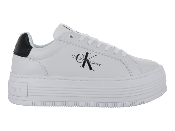 Tenis blancos de plataforma Calvin Klein con detalle negro en el talón y logotipo lateral.