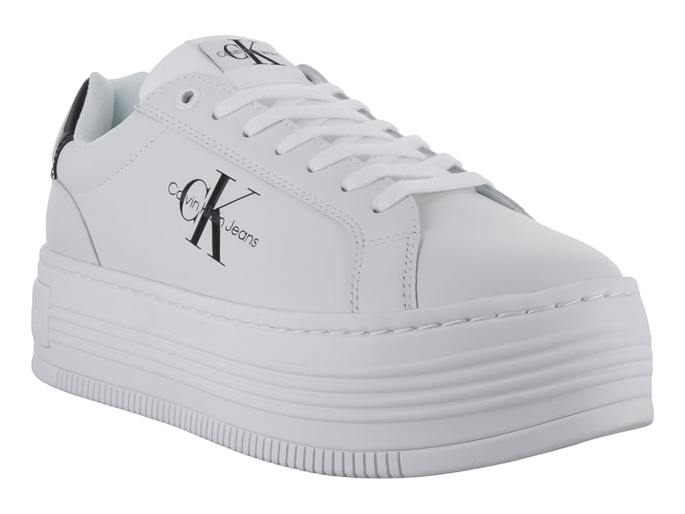 Tenis blancos de plataforma Calvin Klein con detalle negro en el talón y logotipo lateral.