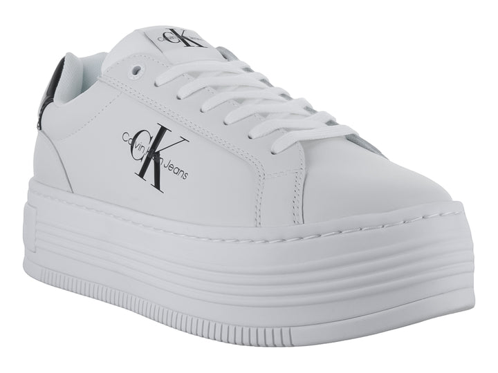 Tenis blancos de plataforma Calvin Klein con detalle negro en el talón y logotipo lateral.