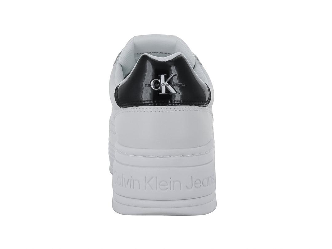 Tenis blancos de plataforma Calvin Klein con detalle negro en el talón y logotipo lateral.