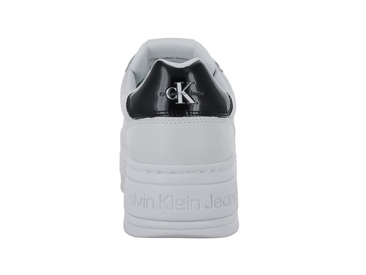 Tenis blancos de plataforma Calvin Klein con detalle negro en el talón y logotipo lateral.