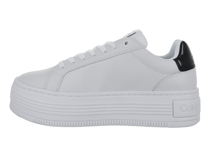 Tenis blancos de plataforma Calvin Klein con detalle negro en el talón y logotipo lateral.