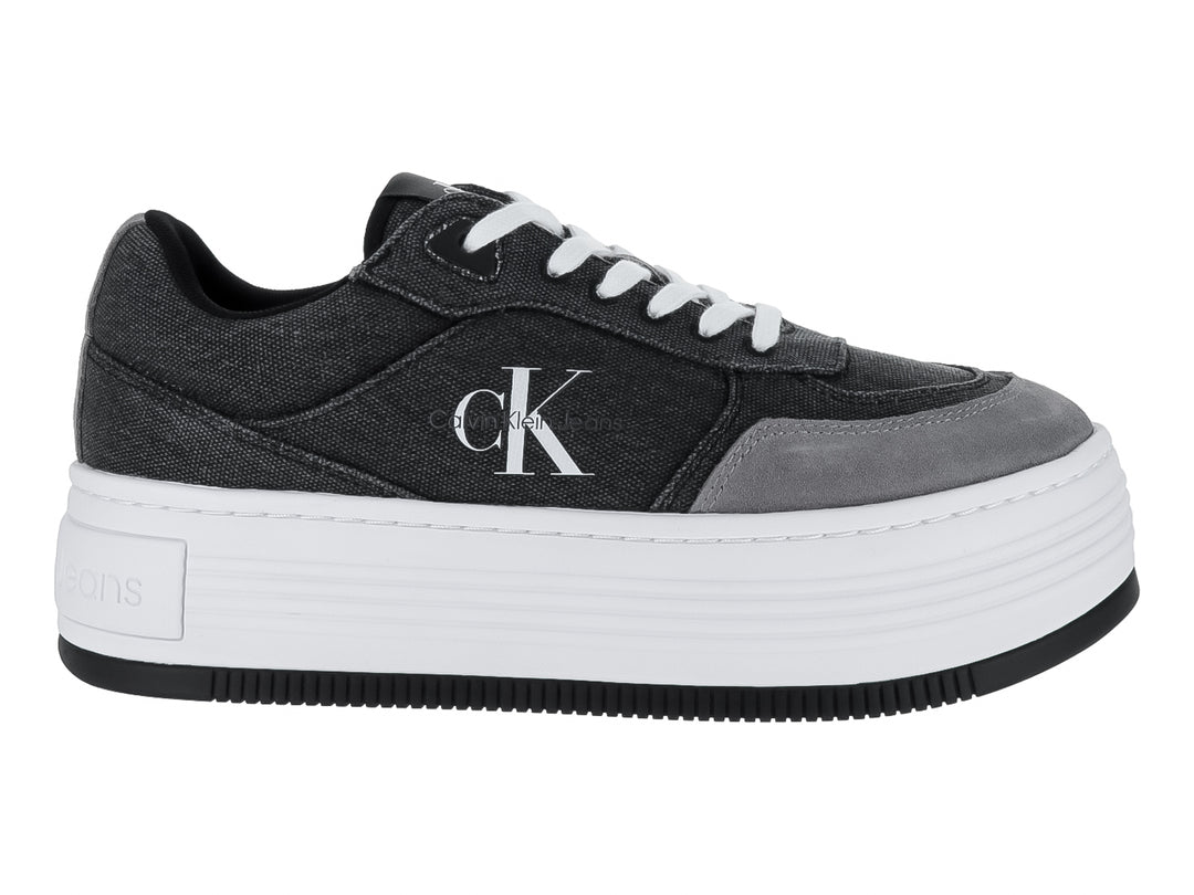 Tenis negros de plataforma Calvin Klein con suela blanca y cordones blancos.