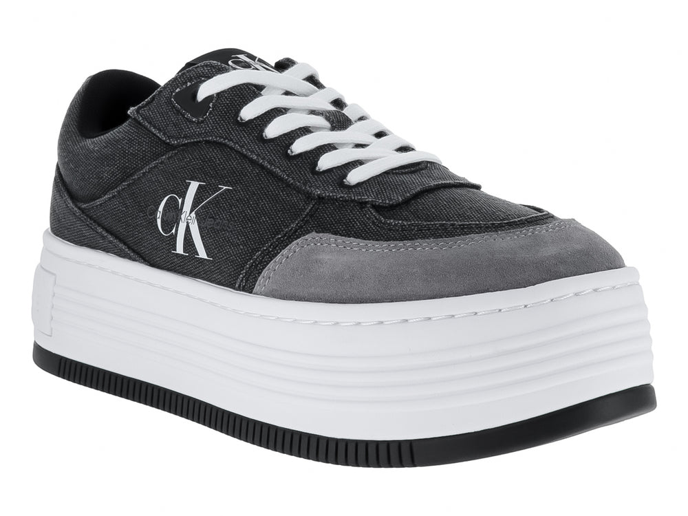Tenis negros de plataforma Calvin Klein con suela blanca y cordones blancos.