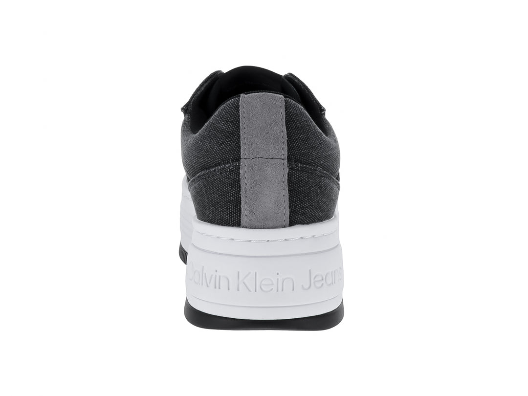 Tenis negros de plataforma Calvin Klein con suela blanca y cordones blancos.