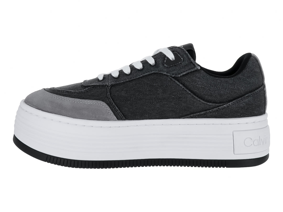 Tenis negros de plataforma Calvin Klein con suela blanca y cordones blancos.