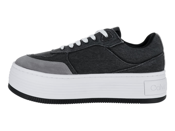 Tenis negros de plataforma Calvin Klein con suela blanca y cordones blancos.