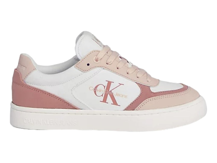 Tenis Calvin Klein blancos con detalles en rosa pastel y suela plana blanca.