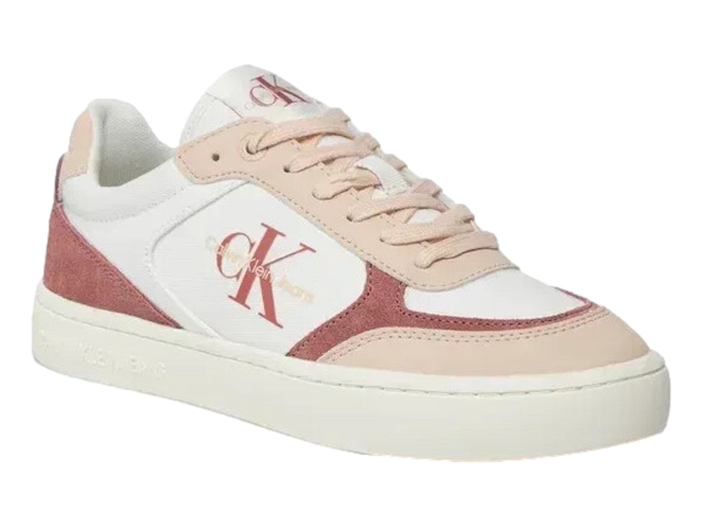 Tenis Calvin Klein blancos con detalles en rosa pastel y suela plana blanca.
