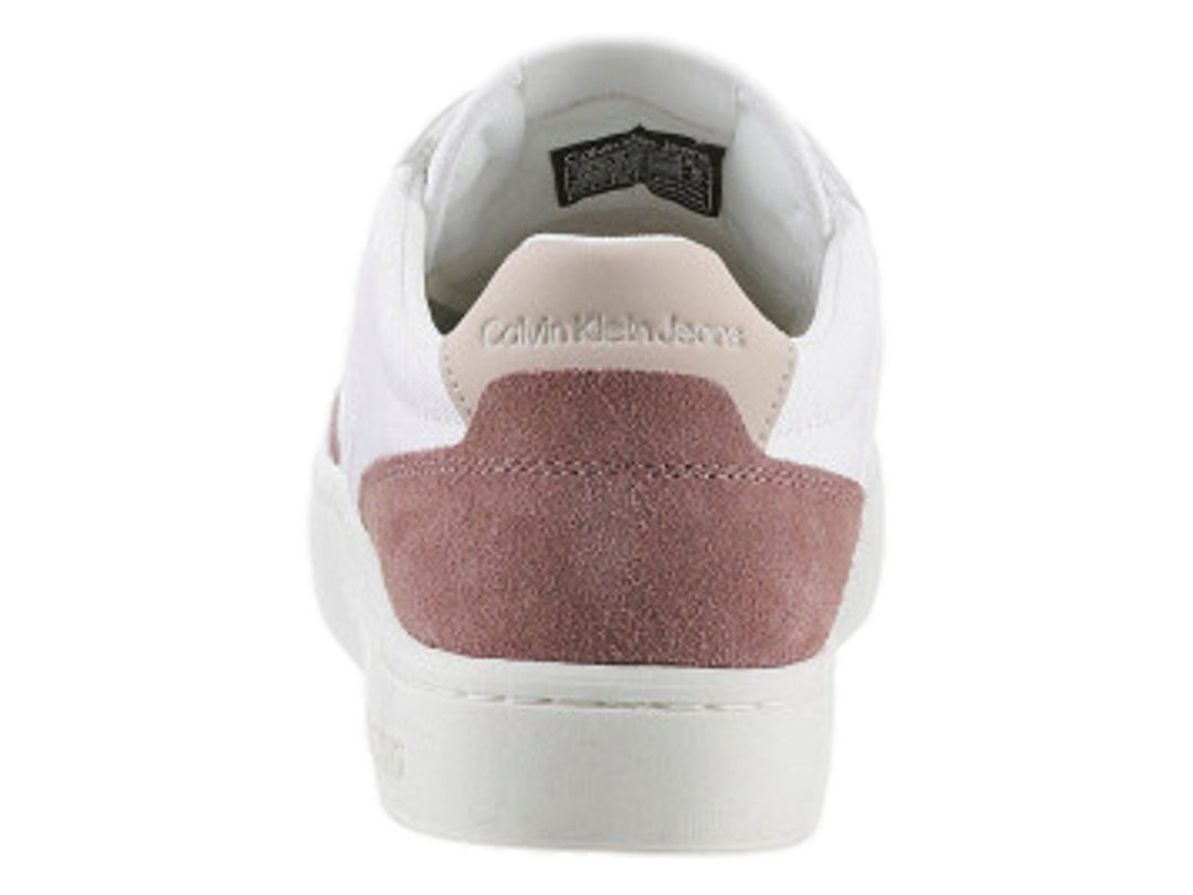 Tenis Calvin Klein blancos con detalles en rosa pastel y suela plana blanca.