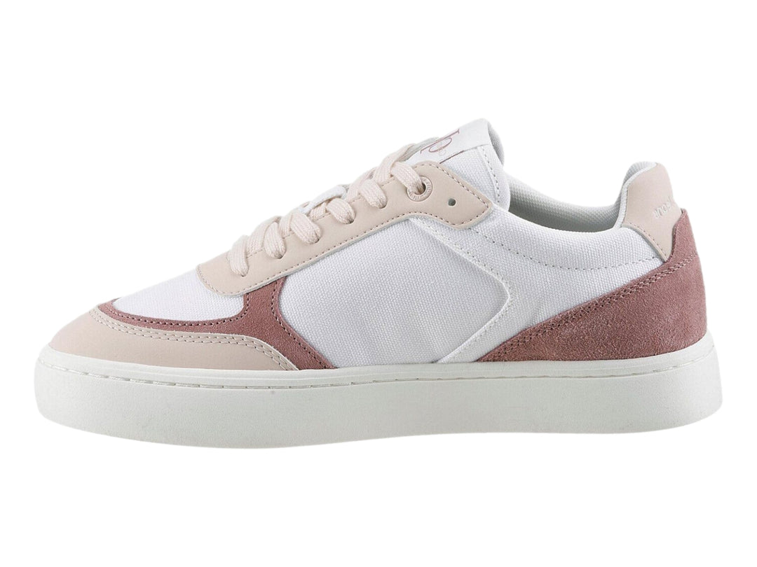 Tenis Calvin Klein blancos con detalles en rosa pastel y suela plana blanca.