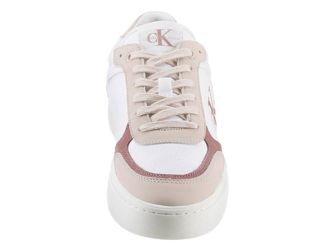 Tenis Calvin Klein blancos con detalles en rosa pastel y suela plana blanca.