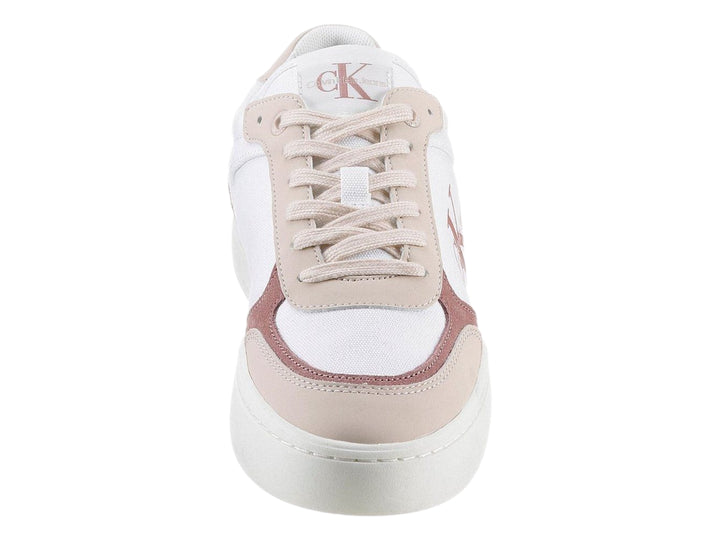 Tenis Calvin Klein blancos con detalles en rosa pastel y suela plana blanca.