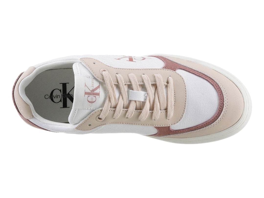 Tenis Calvin Klein blancos con detalles en rosa pastel y suela plana blanca.