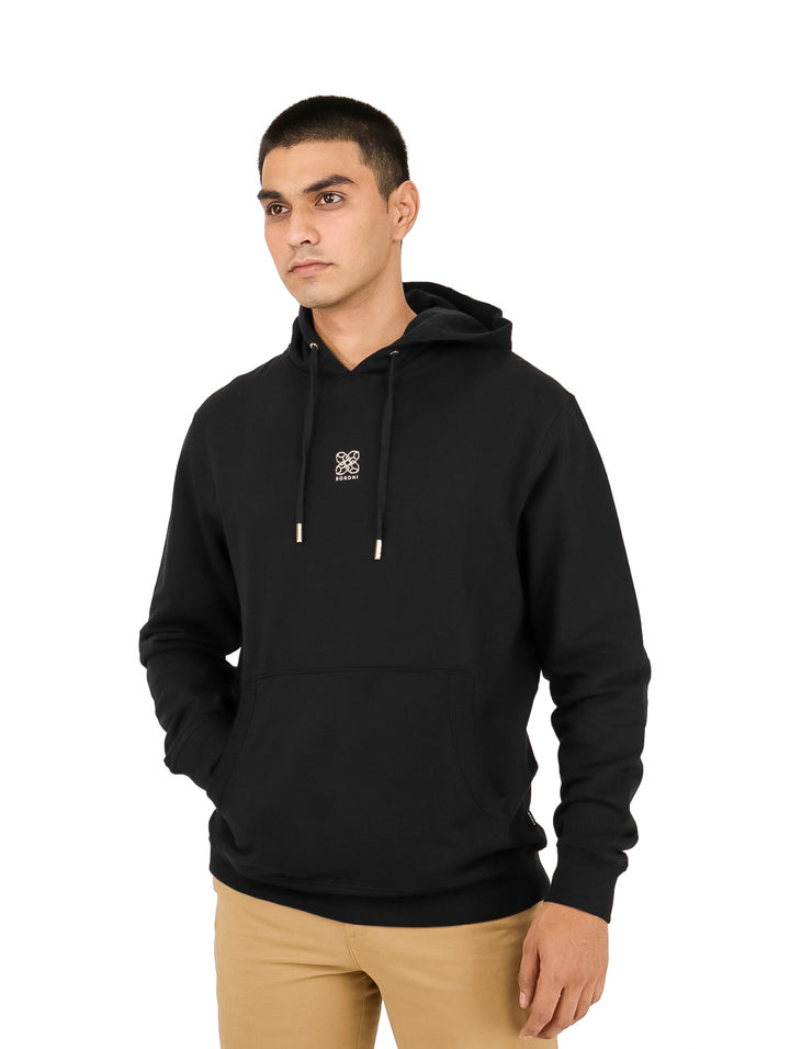 Hombre vistiendo una sudadera con capucha color negro de la marca Boroni.