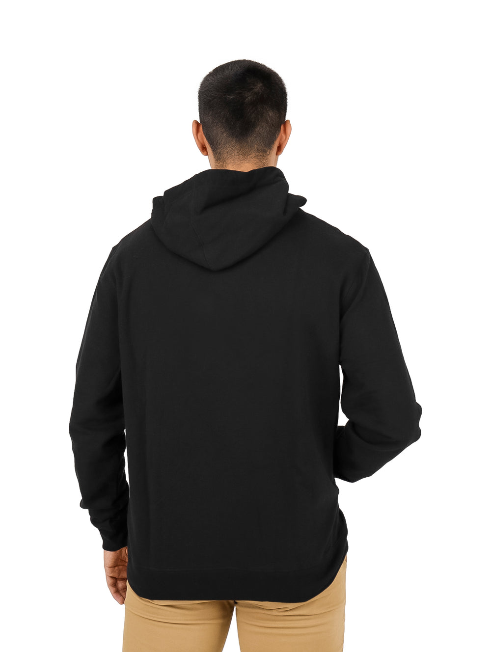 Hombre vistiendo una sudadera con capucha color negro de la marca Boroni.