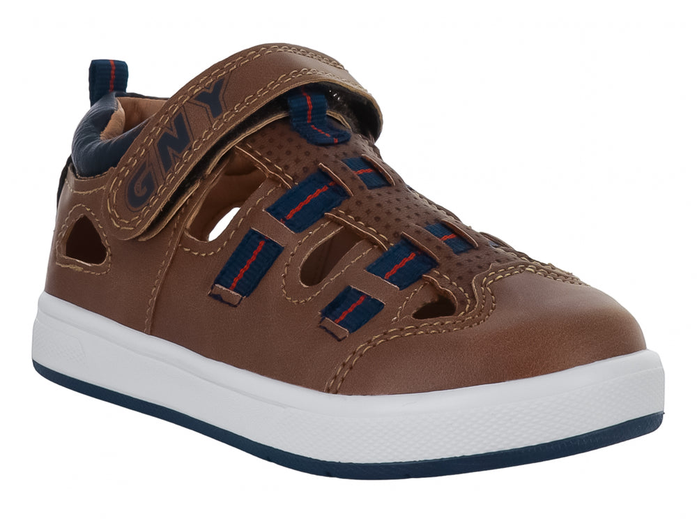 Sandalia infantil color camel con detalles azules y rojos, suela blanca y cierre de velcro.