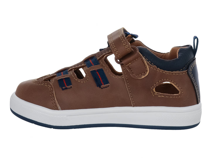 Sandalia infantil color camel con detalles azules y rojos, suela blanca y cierre de velcro.