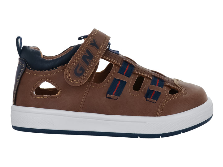 Sandalias cerradas para niño en color camel con detalles en azul y suela blanca.