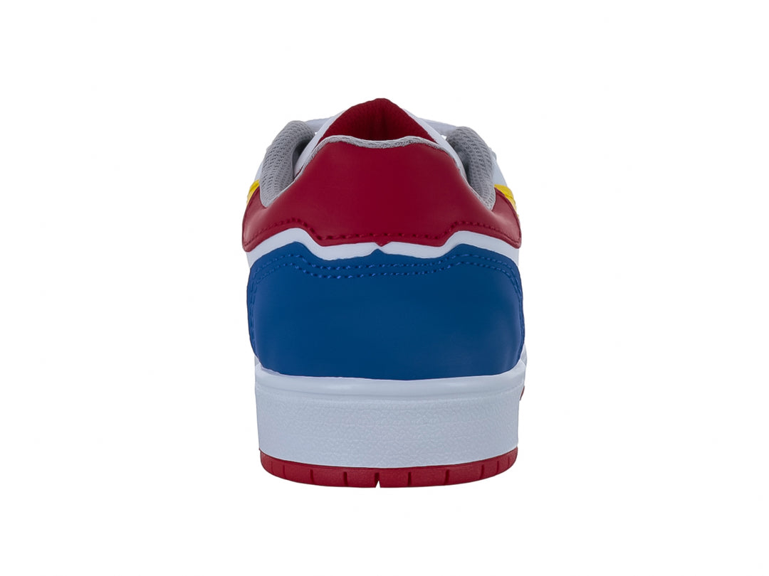 Tenis infantiles Guany color blanco con detalles en azul, amarillo y rojo, con suela blanca y roja.