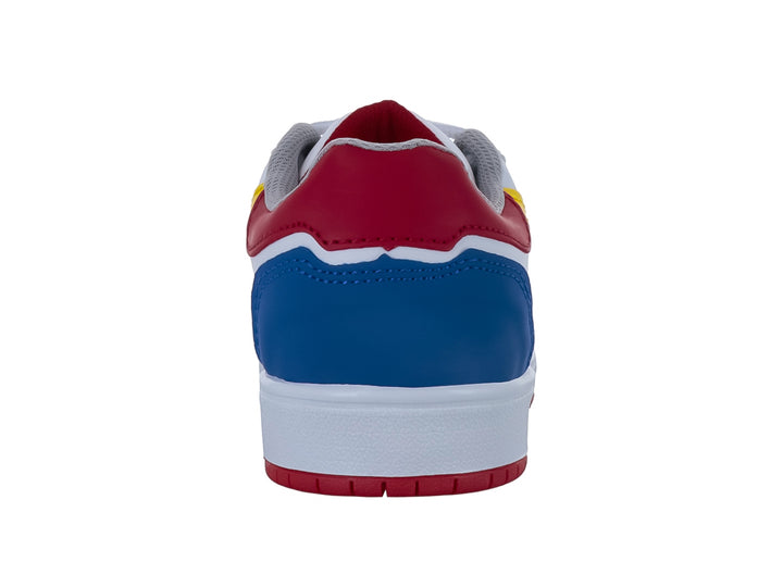 Tenis infantiles color blanco con detalles en gris, amarillo, azul y rojo con suela roja.
