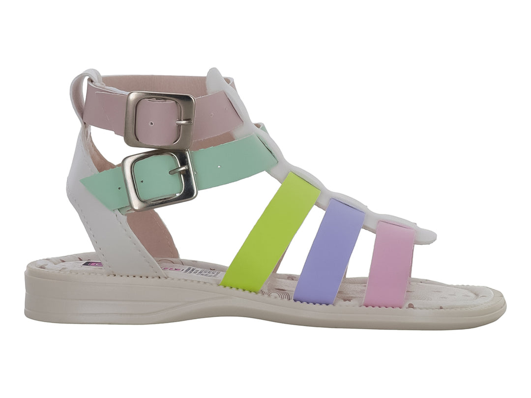 Sandalia infantil multicolor con tiras en tonos pastel y hebillas metálicas sobre suela blanca.