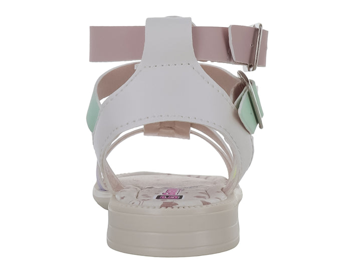 Sandalia infantil multicolor con tiras en tonos pastel y hebillas metálicas sobre suela blanca.