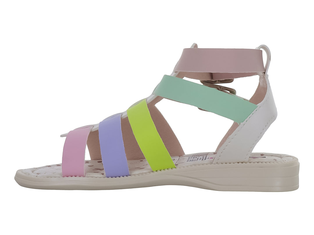 Sandalia infantil multicolor con tiras en tonos pastel y hebillas metálicas sobre suela blanca.