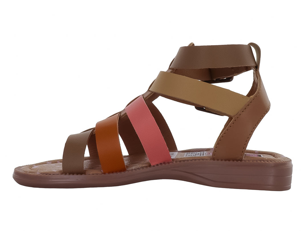 Sandalia para niña de color camel con tiras multicolores en rosa y naranja, cierre con doble hebilla y suela plana.