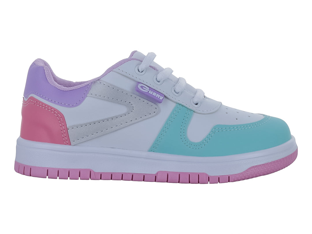 Tenis deportivos infantiles color blanco con detalles en rosa, azul claro y morado.