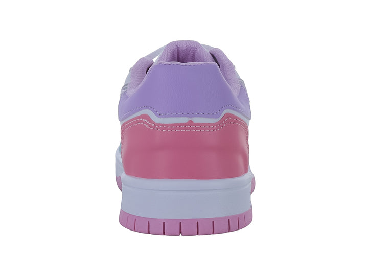 Tenis deportivos infantiles color blanco con detalles en rosa, azul claro y morado.