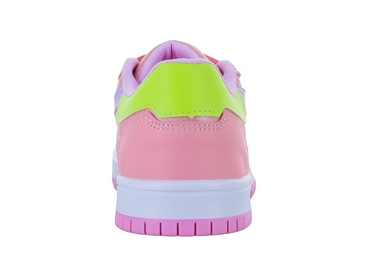 Tenis deportivos infantiles color rosa con detalles en morado y verde lima y suela blanca.