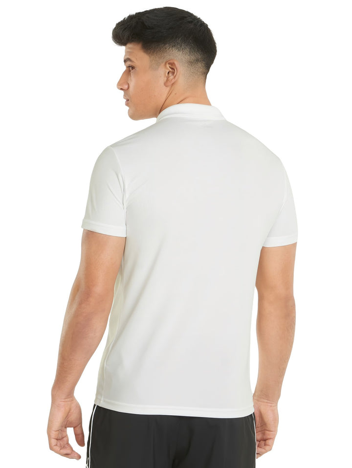 Hombre vistiendo una playera polo deportiva de color blanco marca PUMA con cuello y manga corta.