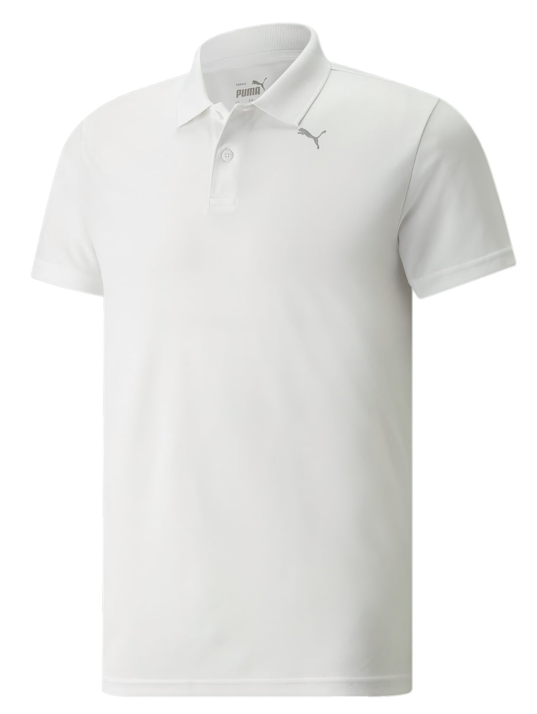Hombre vistiendo una playera polo deportiva de color blanco marca PUMA con cuello y manga corta.