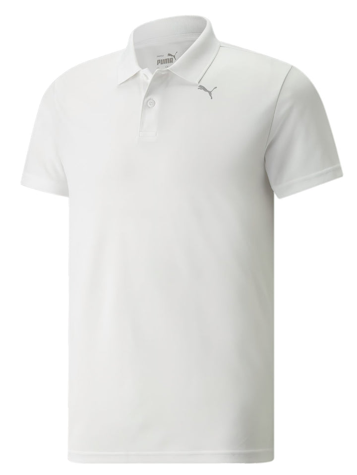 Hombre vistiendo una playera polo deportiva de color blanco marca PUMA con cuello y manga corta.
