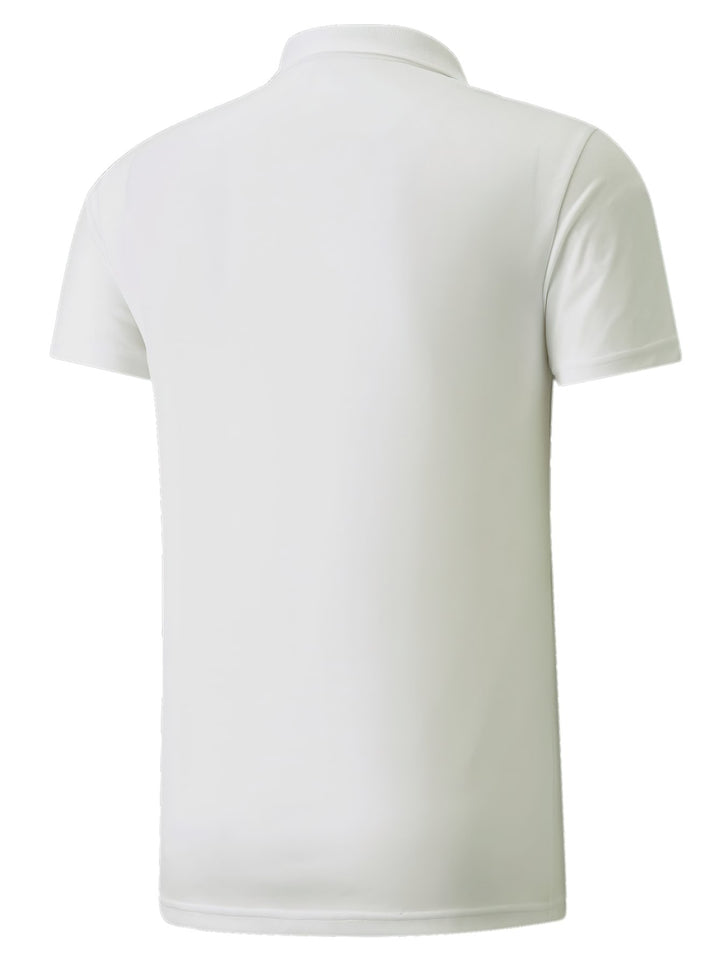 Hombre vistiendo una playera polo deportiva de color blanco marca PUMA con cuello y manga corta.