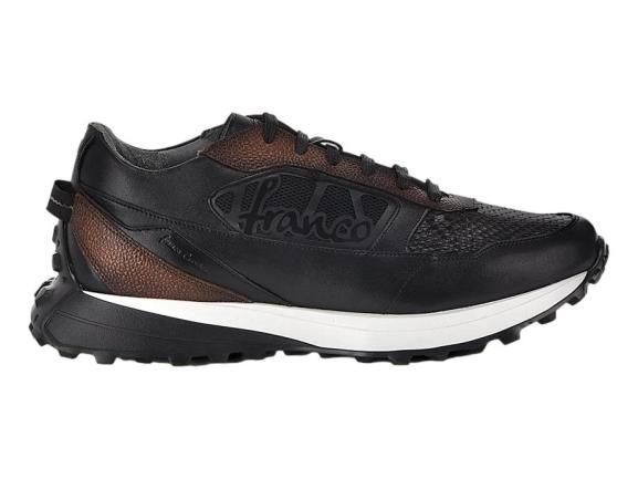 Tenis Cuadra en color negro y gris con textura de piel de pitón y suela blanca.