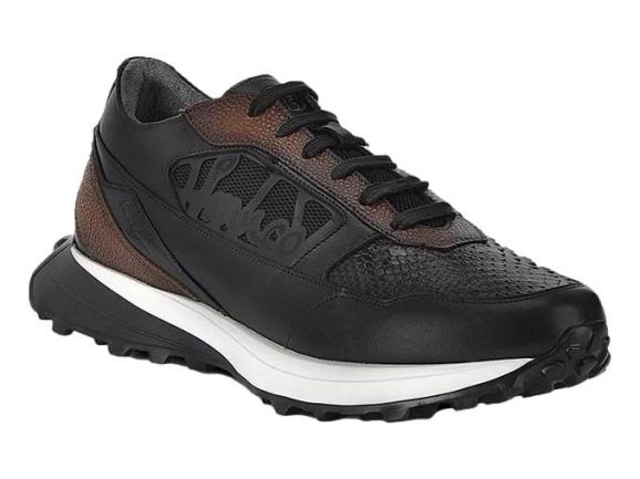 Tenis Cuadra en color negro y gris con textura de piel de pitón y suela blanca.