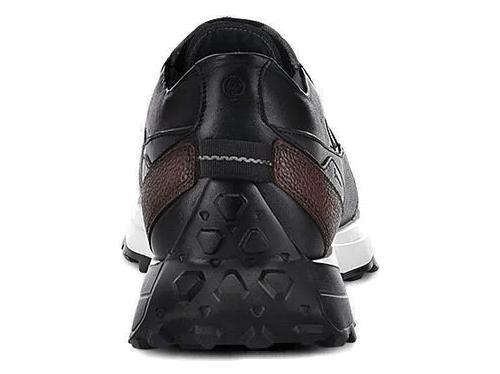 Tenis Cuadra en color negro y gris con textura de piel de pitón y suela blanca.