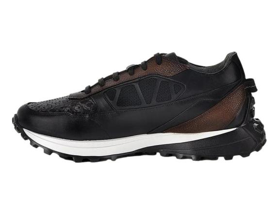 Tenis Cuadra en color negro y gris con textura de piel de pitón y suela blanca.
