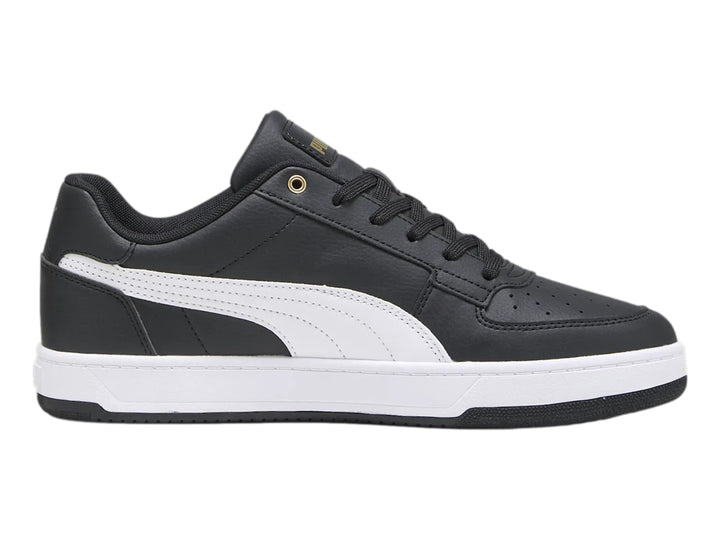 Tenis PUMA Caven 2.0 en color negro con franja lateral blanca y detalles dorados, suela blanca y negra.