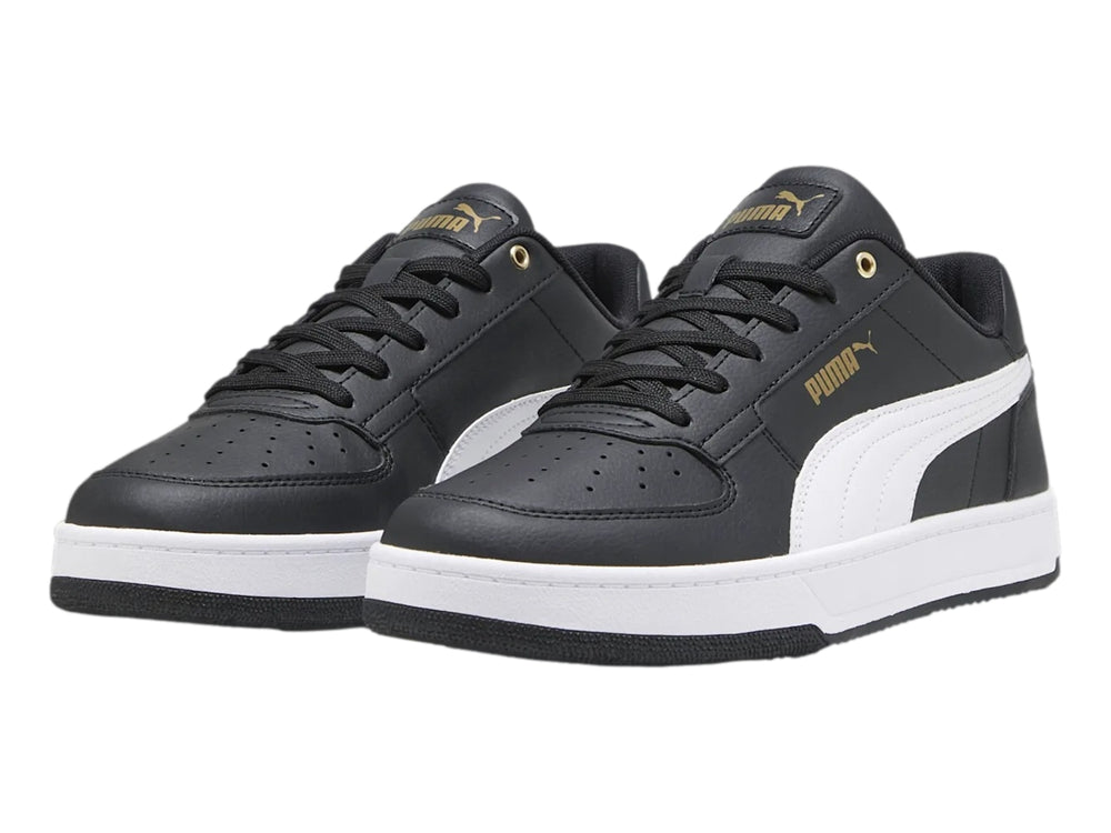 Tenis PUMA Caven 2.0 en color negro con franja lateral blanca y detalles dorados, suela blanca y negra.