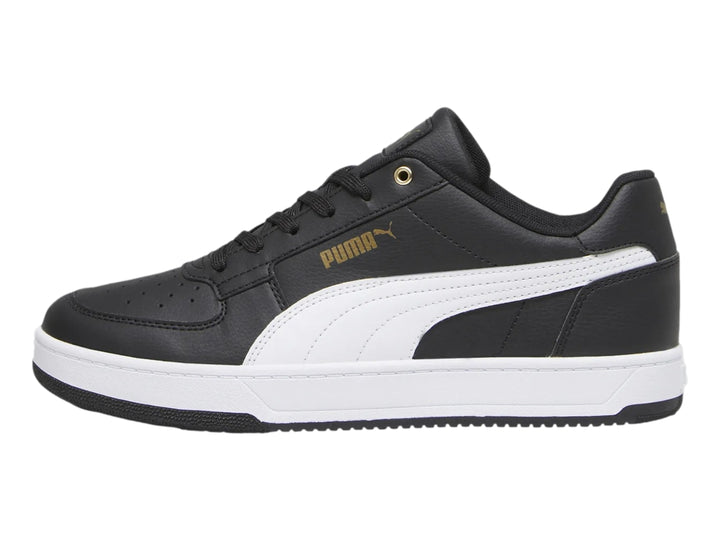 Tenis PUMA Caven 2.0 en color negro con franja lateral blanca y detalles dorados, suela blanca y negra.