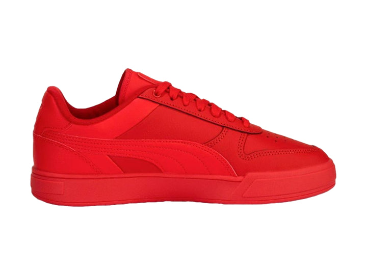 Tenis Puma Caven 2.0 en color rojo intenso, vista lateral sobre fondo blanco.