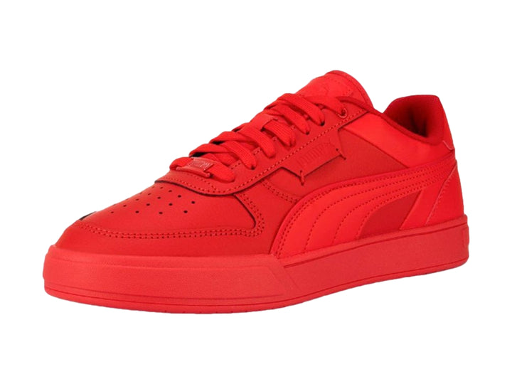 Tenis Puma Caven 2.0 en color rojo intenso, vista lateral sobre fondo blanco.