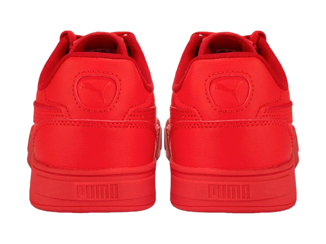 Tenis Puma Caven 2.0 en color rojo intenso, vista lateral sobre fondo blanco.