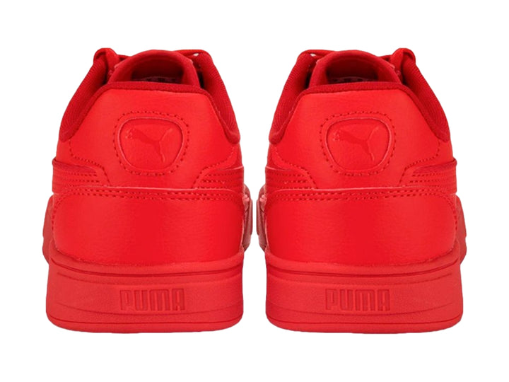 Tenis Puma Caven 2.0 en color rojo intenso, vista lateral sobre fondo blanco.