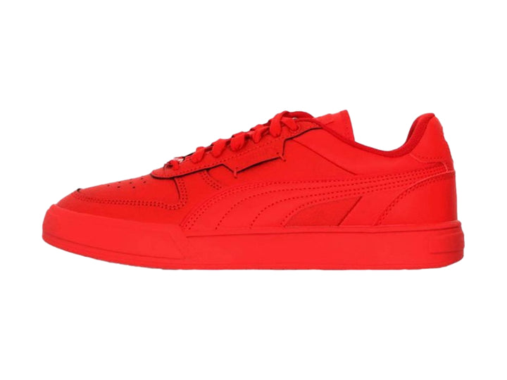 Tenis Puma Caven 2.0 en color rojo intenso, vista lateral sobre fondo blanco.