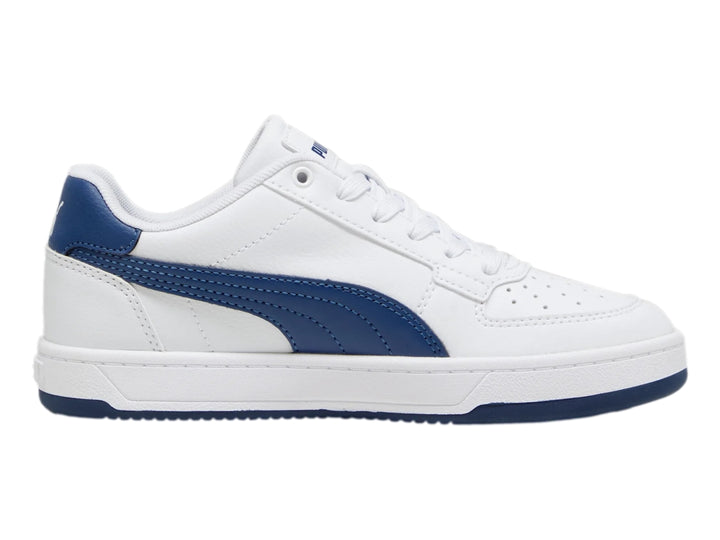 Tenis PUMA Caven 2.0 JR color blanco con franja y suela en azul persa.